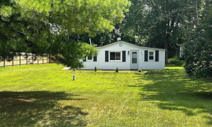 Lake Cabin | Bear Lake | Kayaks, Firepit, Lake Access, Beach
