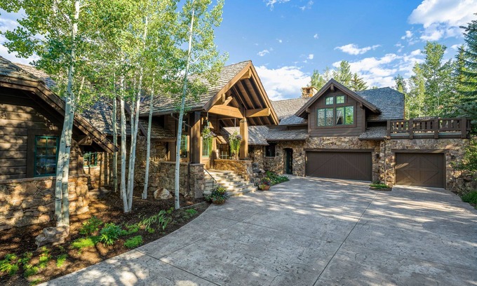 Avon House | Bear Lodge by Vail Butler - Ski In/Ski Out, Hot Tub, Movie Theater
