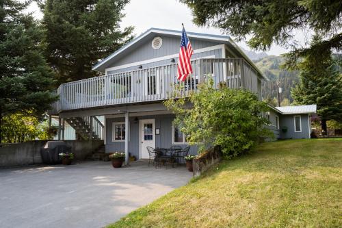 Seward Cabin | Bears Den Alaska Lodging
