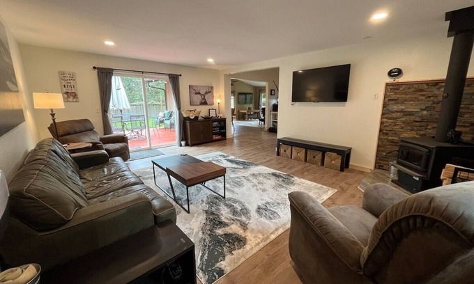 Ashford House | Bear’s Den hideaway with hot tub