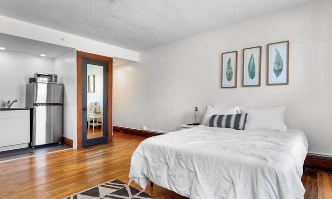 Downtown Des Moines Apartment | Beautiful 1 Bed on Grand near Hospitals!