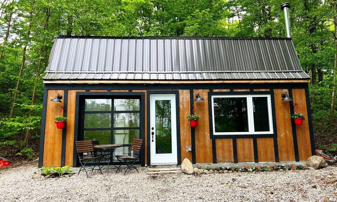 Whitestone Cottage | Beautiful 1-bedroom Cottage on Shawanaga Lake