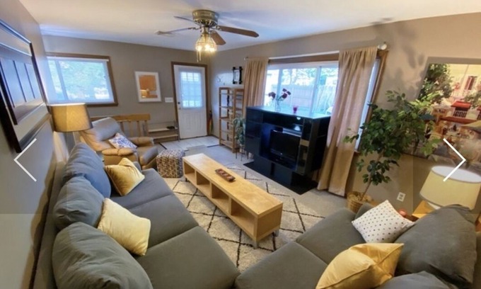 Harters Heights House | Beautiful 2bdrm Executive Suite near ND-SMC