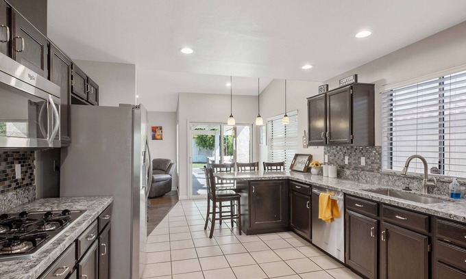 Bermuda Dunes House | Beautiful 3 bedroom, 2.5 bathroom and a swimming pool with jacuzzi.