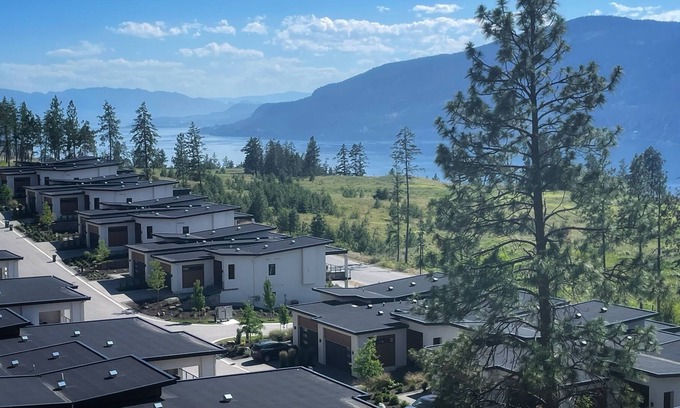 Central Okanagan Villa | Beautiful 3 bedroom villa close to lake.