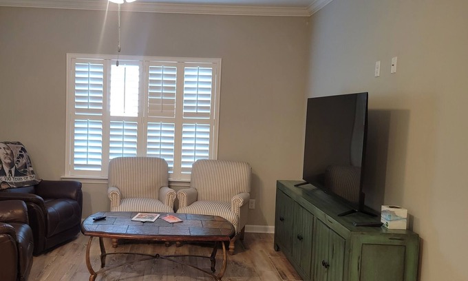 St. Marys House | Beautiful 3bed two bathroom home near to Kingsbay Base and shopping center.