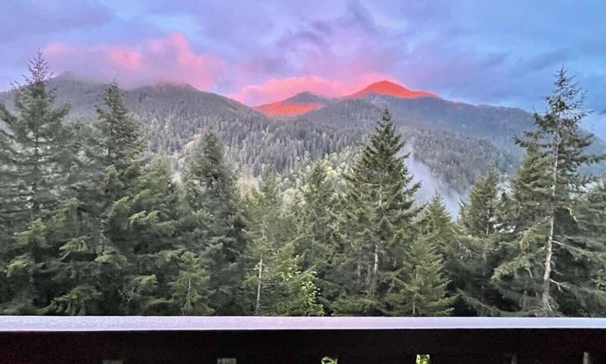 Port Angeles Ski Chalet | Beautiful 4 Person Suite - Olympic National Park
