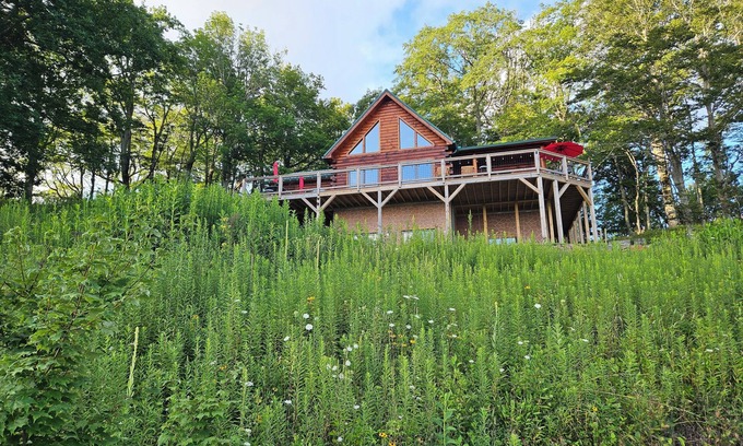 Frank House | Beautiful 5-bedroom log cabin with spectacular mountain views.