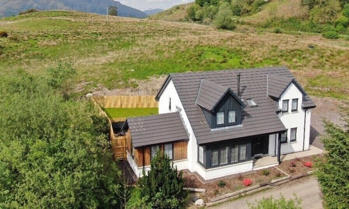 Taynuilt House | Beautiful 6 bedroom home with hot tub near Oban