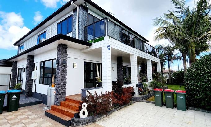 Otahuhu House | Beautiful 7 bedroom holiday home