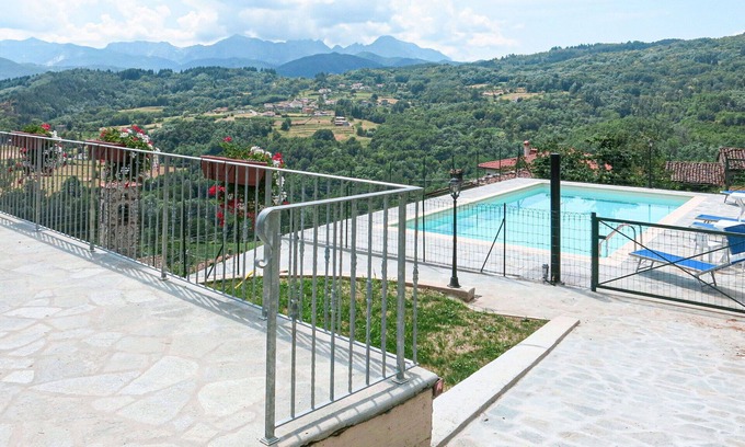 Villa Collemandina Villa | Beautiful apartment in villa for 5 guests with pool, WIFI, terrace and pets allowed