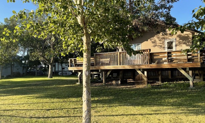 Saint Ambroise Cottage | Beautiful and Newly Renovated Lakefront Cottage on Lake Manitoba