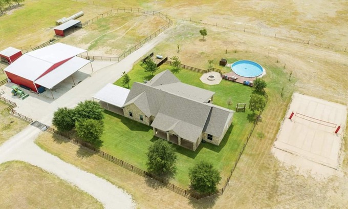 Lorena House | Beautiful and Relaxing Ranch Home Retreat