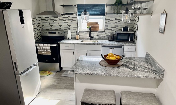 Elizabeth Apartment | Beautiful apartment just 10 minutes from Newark Airport, nearby shopping centers