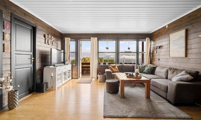 Skulestad Apartment | Beautiful apartment with stunning views and sauna - pets allowed