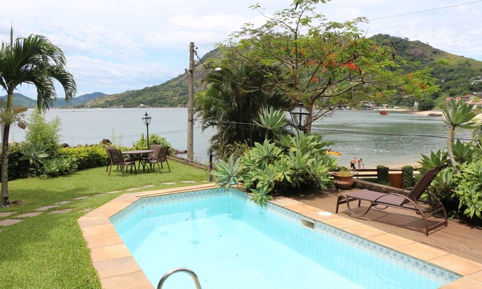 Mangaratiba House | Beautiful beachfront house with pool and barbecue area