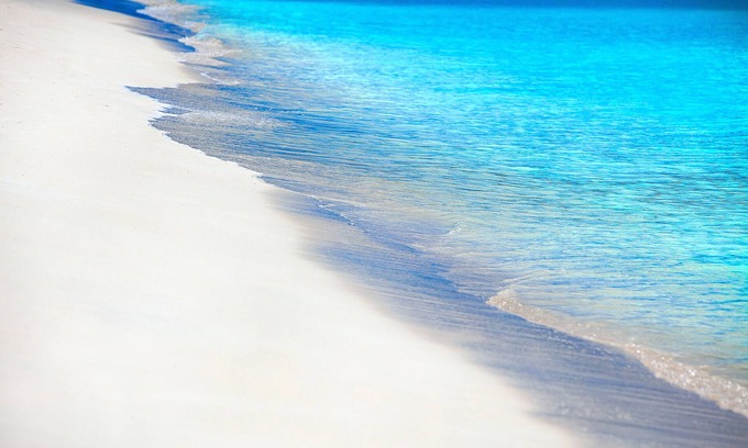 Runaway Bay Apartment | Beautiful beachfront apartment a few steps from a lovely white sand beach.