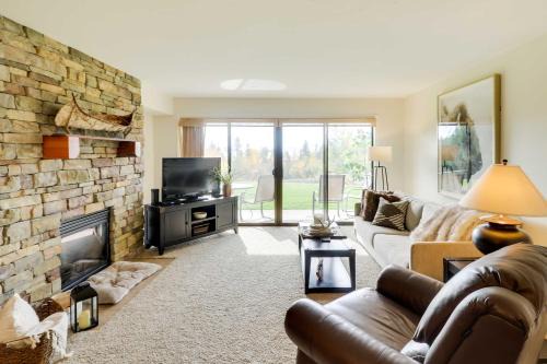Bigfork Apartment | Beautiful Bigfork Condo with Hot Tub Access!