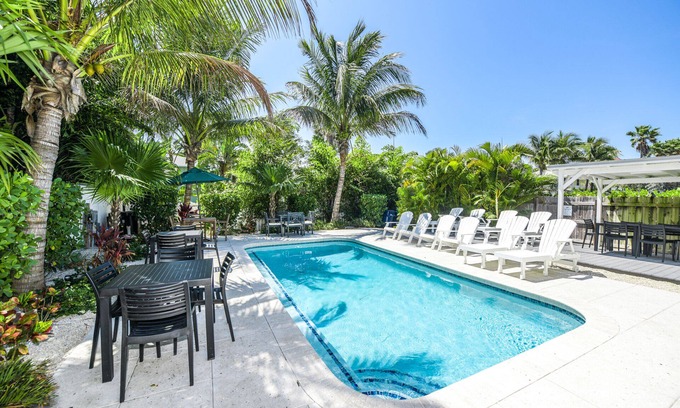 Anna Maria Villa | Beautiful Bungalow with Pool and Bay Views! - Barefoot by the Bay at Bayside Bun