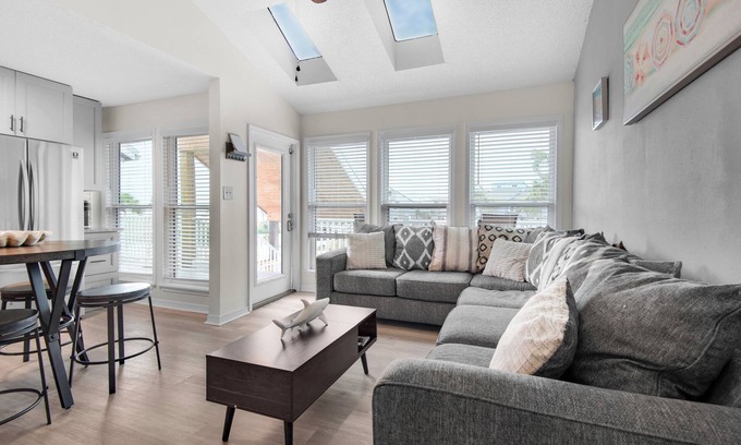 Pensacola Beach Condo | 🌅Beautiful Condo-Steps From Gulf-2BR/2BA-Sleep 6-LaBahia 224🌅