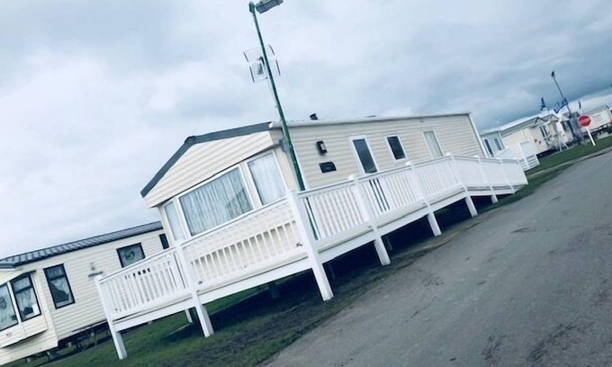 Clacton-on-Sea Cabin | Beautiful cosy 2-Bed Caravan in Clacton-on-Sea