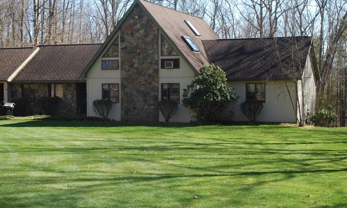 White Mills House | Beautiful Country Home Secluded On 8 Acres-Private Setting