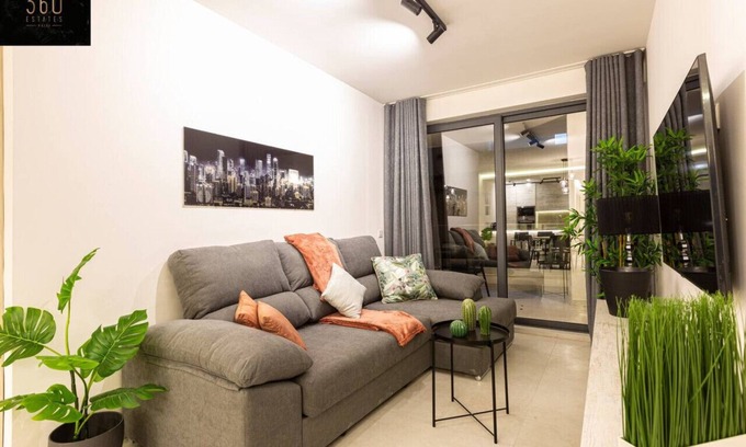 Tower Road Apartment | Beautiful, cozy APT just off the Promenade & WIFI