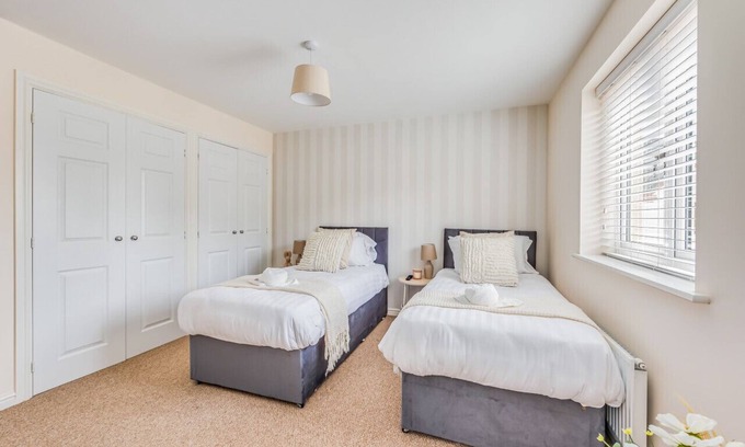 Upton House | Beautiful Detached House Free Parking SmartTVs Fast Wifi Office