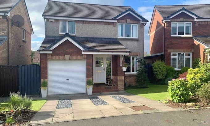 Glasgow House | Beautiful Detached House With Private Gardens