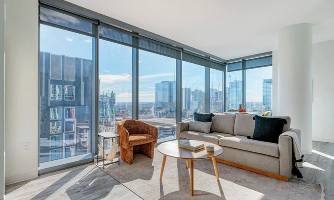 Waller Creek District Apartment | Beautiful Downtown 2BR w/Lounge, Deck, W/D & Pool, by Blueground