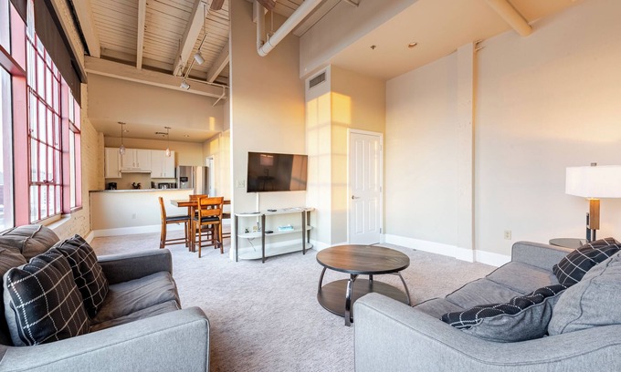 Arts/Warehouse District Condo | Beautiful Downtown Condo w/Dramatic City Views with Secure Onsite Parking
