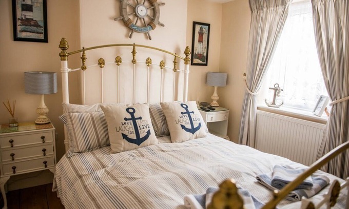 Portland House | Beautiful, family friendly Cottage with sea views of Chesil Beach