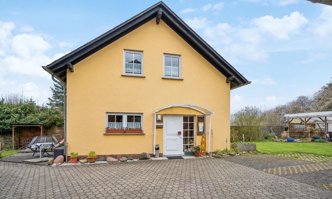 Lutzerath Apartment | Beautiful flat in Lutzerath with terrace