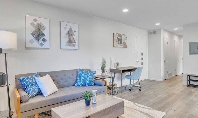 Roosevelt Apartment | Beautiful Furnished 2 Bedroom w Fast Wi-Fi + Parking Space + Central DT Location