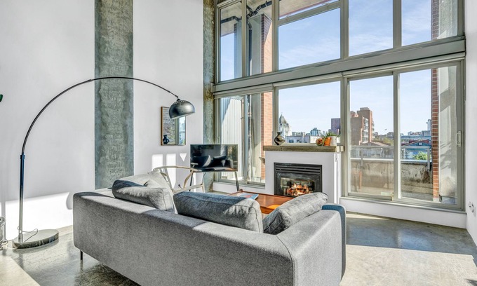 Downtown Eastside Condo | Beautiful Gastown Loft