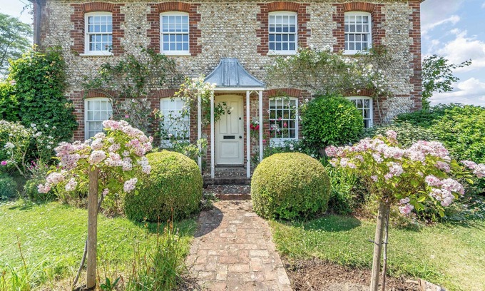Hunston House | Beautiful Goodwood House