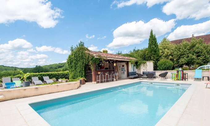 Degagnac House | Beautiful holiday home with a shared pool