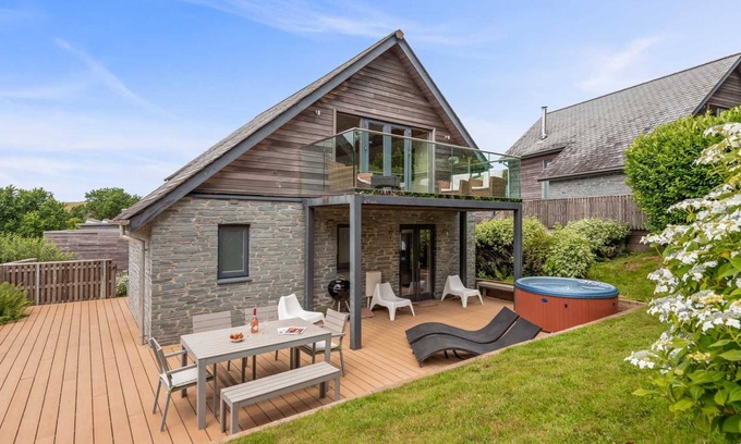 Talland House | Beautiful holiday home with hot tub, just a walk away from Talland beach.