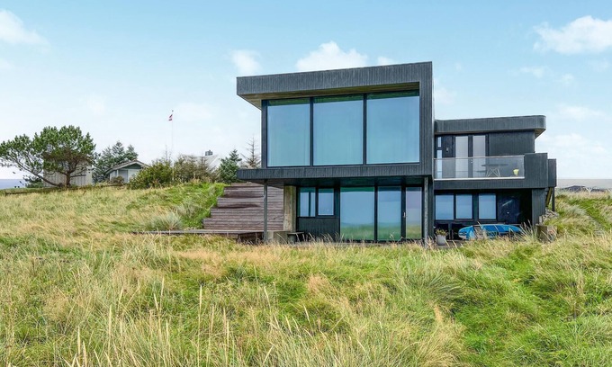 Borhaug House | Beautiful home in Borhaug with house sea view