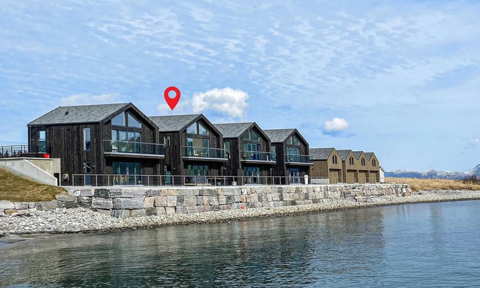 Giske House | Beautiful home in Giske with jacuzzi