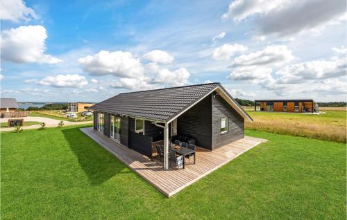 Hjarbæk House | Beautiful Home In Løgstrup With Kitchen
