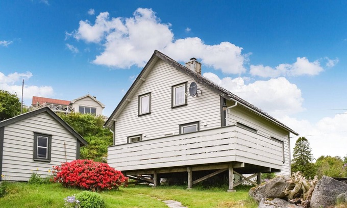 Sveio House | Beautiful home in Sveio with WiFi