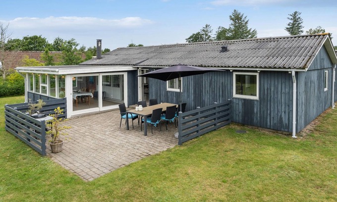 Skaven Strand House | Beautiful home in Tarm with WiFi