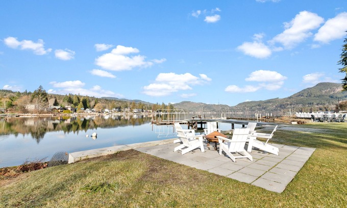 Bellingham House | Beautiful Home on Lake Samish with Deck- 10 minute drive to Fairhaven