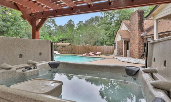 Conroe House | Beautiful Home w/Pool & Separate Guesthouse on 6 Acres