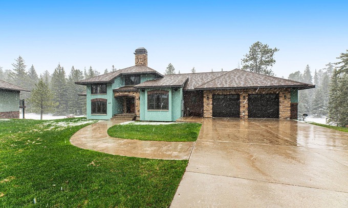 Lead House | Beautiful home w/private hot tub, poker table, pool table, WiFi, sauna, firepit