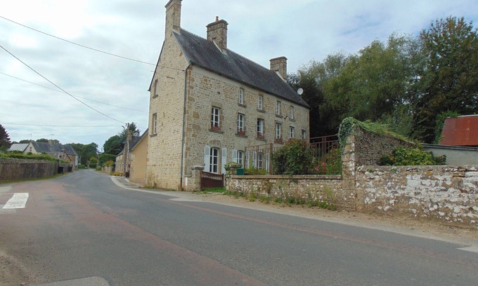 Vindefontaine House | Beautiful house with walled mature gardens in pretty village