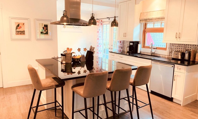 Kitsilano House | Beautiful Kitsilano 3 Bedroom, 2.5 Bathroom Near the Ocean