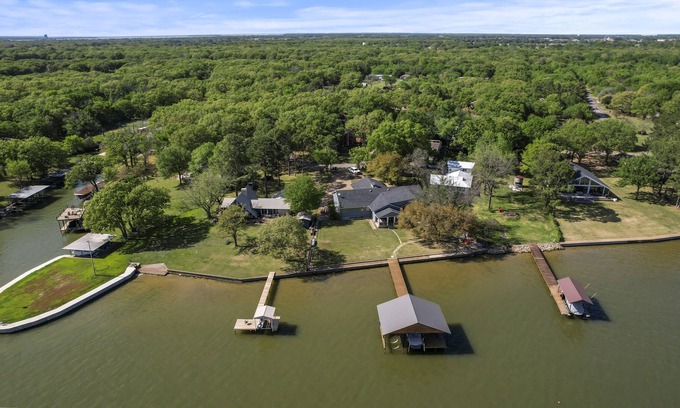 Gun Barrel City House | Beautiful Lake House - Open Water -Hot tub