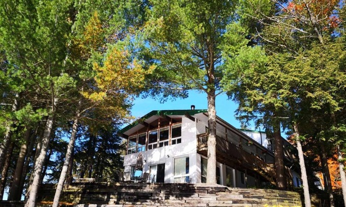 Seguin Cabin | Beautiful Lakefront Inn Suites